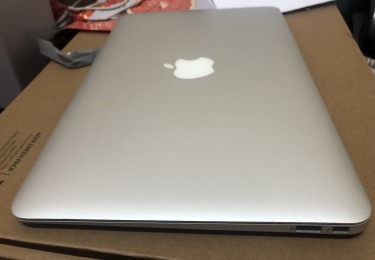 MacBook Air Laptop I5/ 4GB/ 256SSD