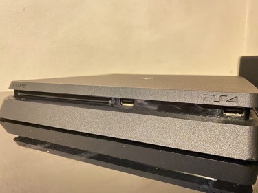 Sony Ps4 Slim W/ Two Controllers 