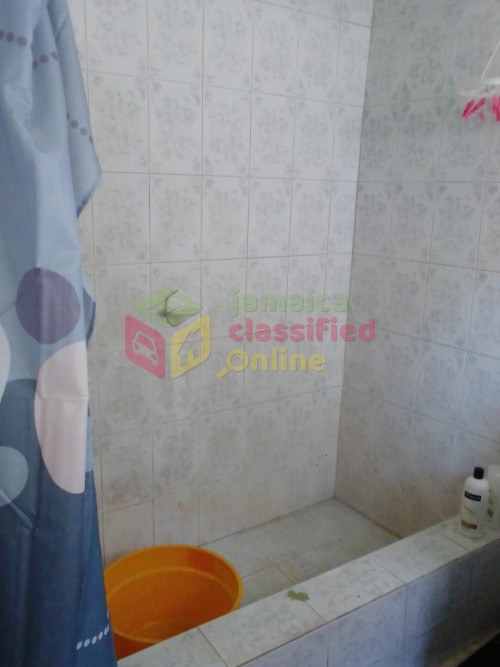 6 And 1/2 Bedrooms 4 Bathrooms House For Sale