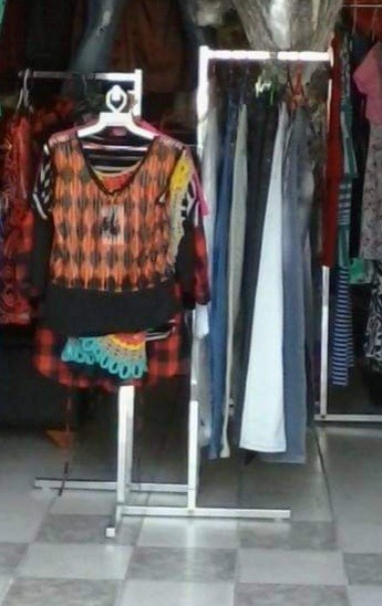  2 CLOTHING DISPLAY STAND