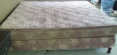 King Size Bed With 2 Lightly Used Sheets