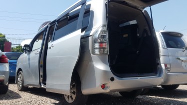 2013 Toyota Voxy Dual Air Condition
