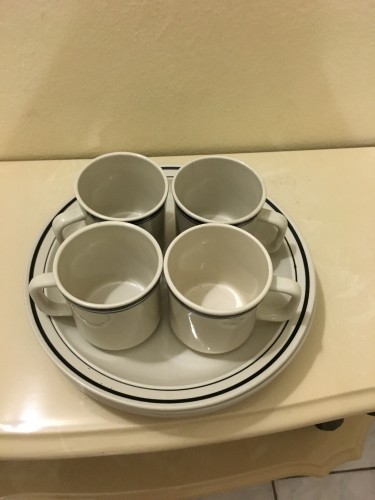 4 TEA CUPS + 3 DINNER PLATES SET