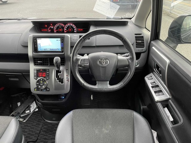 Toyota Voxy Fully Loaded 2013