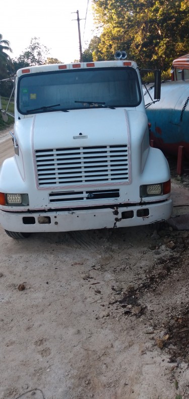 1995 International Truck With 2500 Gall Water Tank