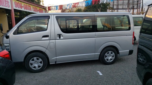 Toyota Hiace 9 Seater 4x4