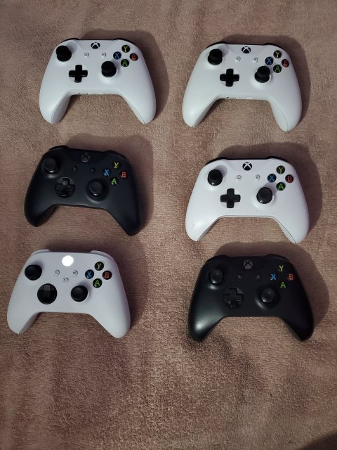 FAILY NEW AND NEW XBOX ONE CONTROLLER