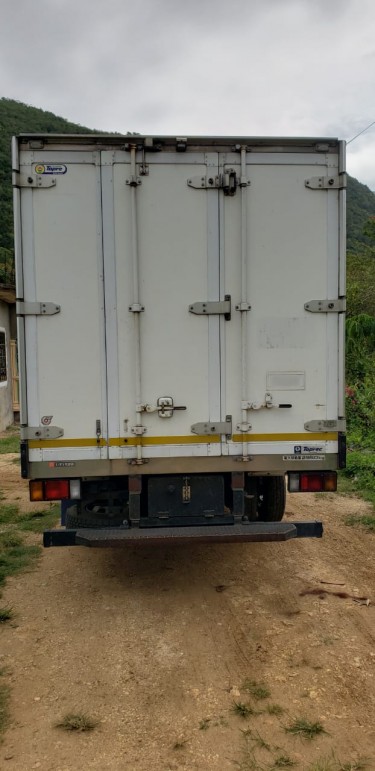 2015 Isuzu Freezer Truck 