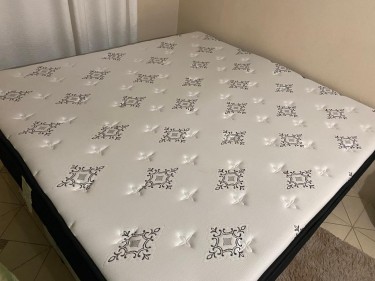 King Size Mattress & Base (Excellent Condition)