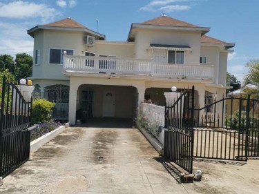 6 Bedroom Town House For Sale 