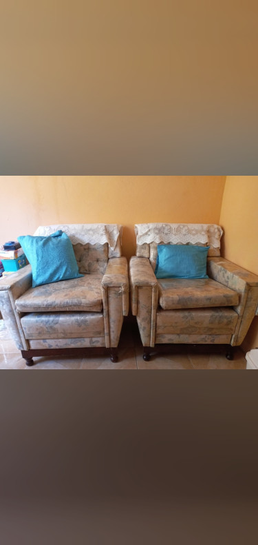 2 Living Room Sofa/Chairs 