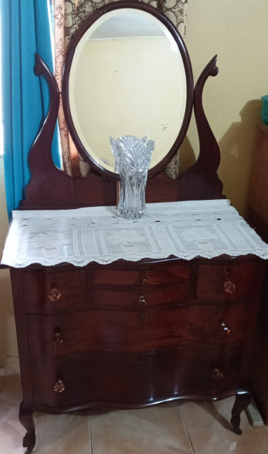 Stylish Antique Dresser W/ Mirror 