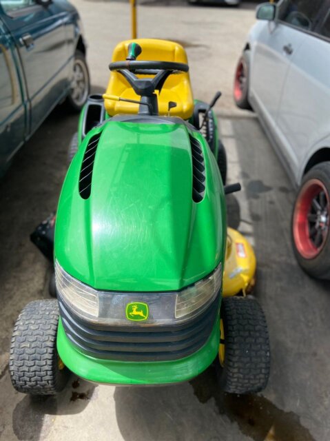 John Deere Driving Lawn Mower Tractor