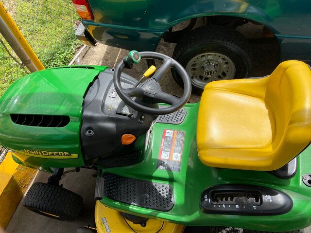 John Deere Driving Lawn Mower Tractor