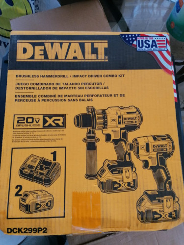 Dewalt Cordless Hammer Drill/ Impact Driver Kit