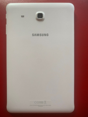 Mint Condition White 9.6” Samsung Galaxy Tab E Wit