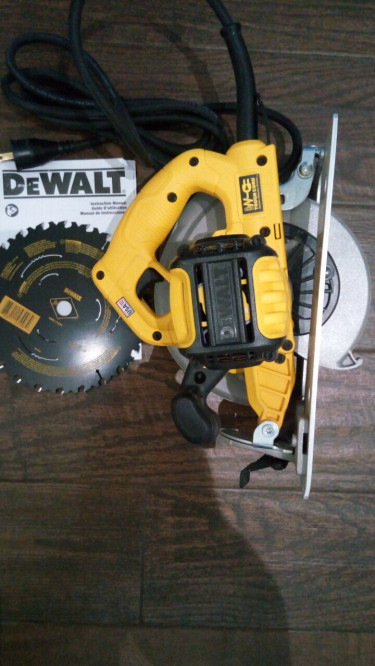 DeWalt 7  1/4 In Circular Saw Corded