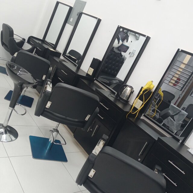Hair, Nails & Barber Stations For Rent