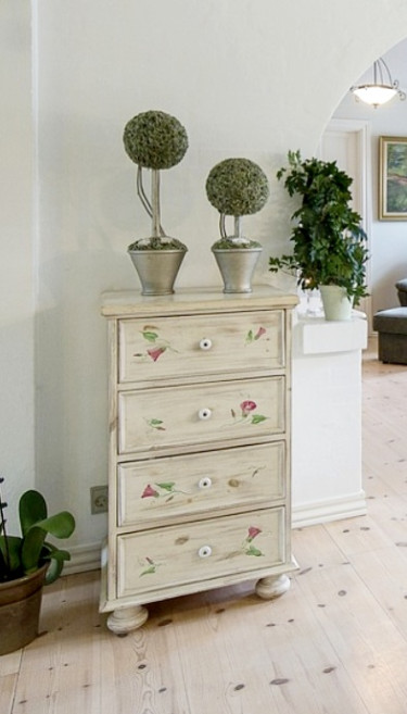 BEAUTIFUL SMALL CHEST OF DRAWERS 