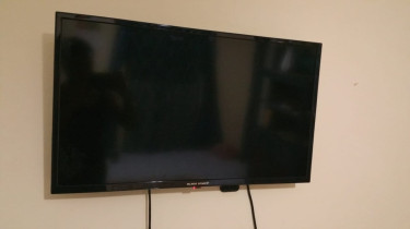 32'' Blackstar SMART TV For Sale (Used)