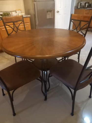 5 Piece Dinning Table Excellent Condition Almost N