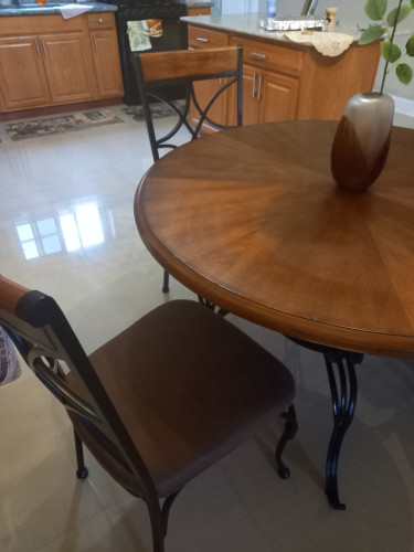 5 Piece Dinning Table Excellent Condition Almost N