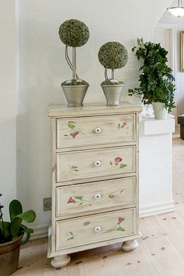 COMPACT CHEST OF DRAWERS 