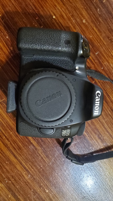 Canon EOS 70D DSLR CAMERA