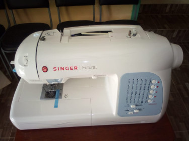 Singer Futura XL 400 Sewing Machine: Logo,Embroide