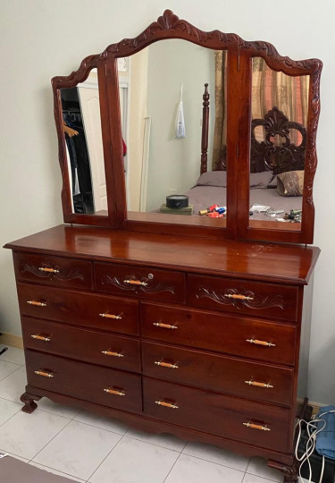 King Size Bed And 9 Drawer Dresser
