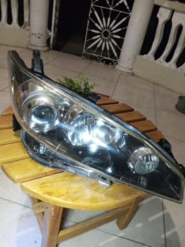 Toyota Wish ZGE20 Genuine HID Right Headlight 