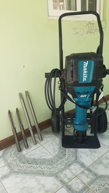 Makita HM1812×3 70lb Advanced AVT Breaker Hammer