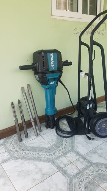 Makita HM1812×3 70lb Advanced AVT Breaker Hammer