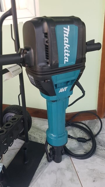 Makita HM1812×3 70lb Advanced AVT Breaker Hammer