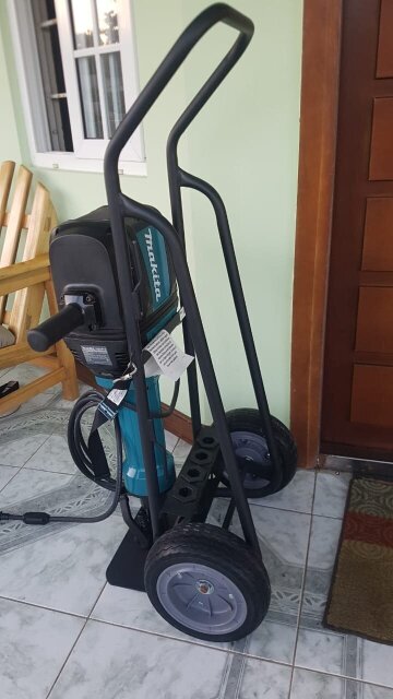 Makita HM1812×3 70lb Advanced AVT Breaker Hammer