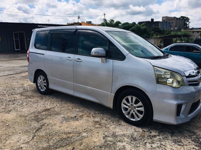 2012 TOYOTA NOAH