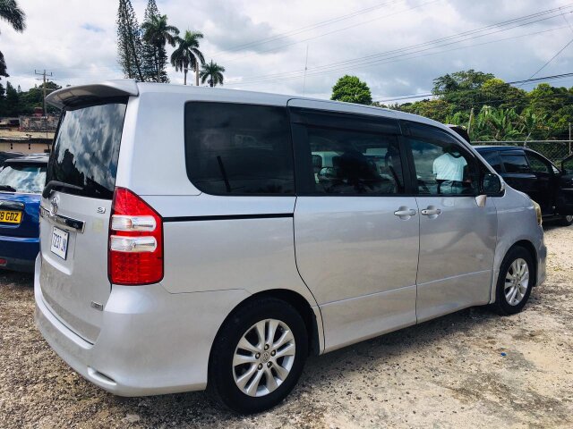 2012 TOYOTA NOAH