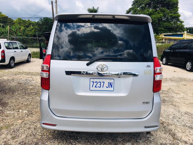 2012 TOYOTA NOAH