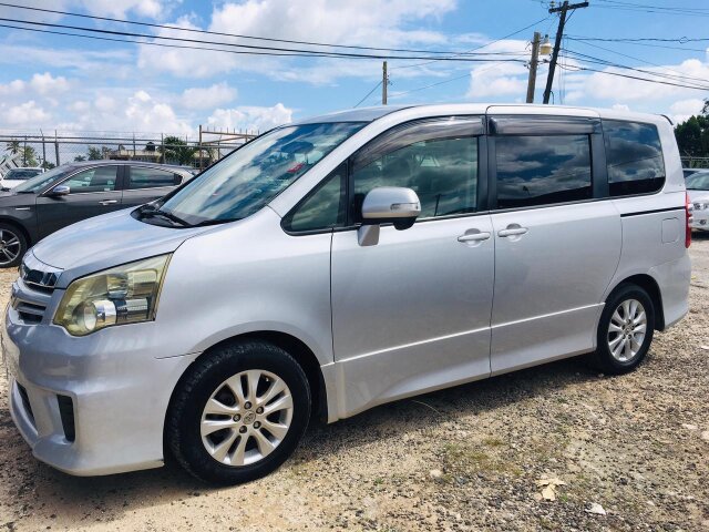 2012 TOYOTA NOAH