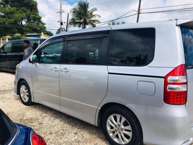 2012 TOYOTA NOAH