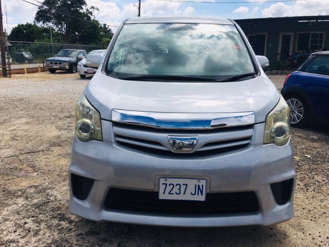 2012 TOYOTA NOAH