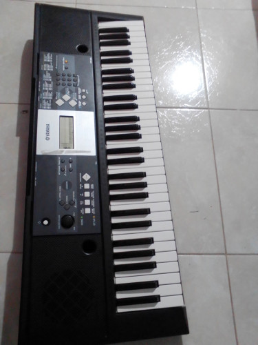 Yamaha YPT 220 Keyboard 61 Full-sized Keys
