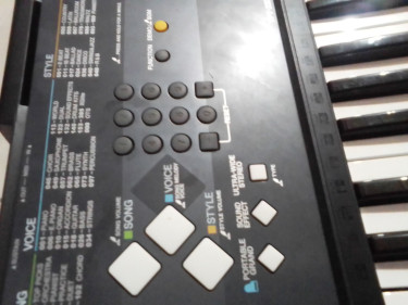 Yamaha YPT 220 Keyboard 61 Full-sized Keys