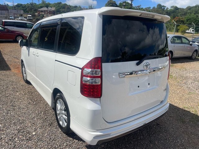 2013 TOYOTA NOAH SI