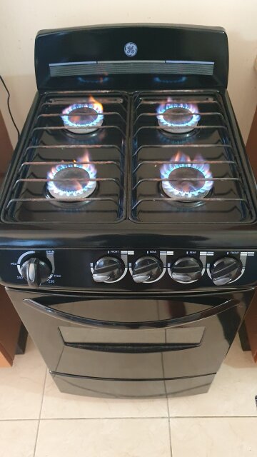 4 Burners Used GE Stove For Sale.