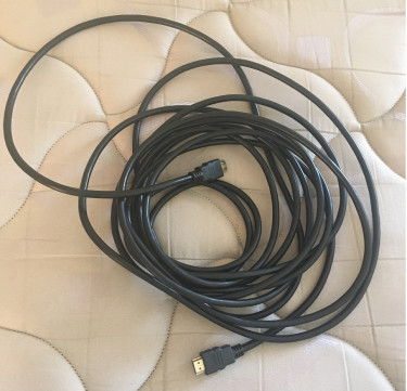 2 HDMi Cables