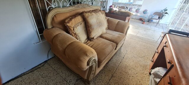 Lovely 2 Seater And 3seater Sofas For Sale.