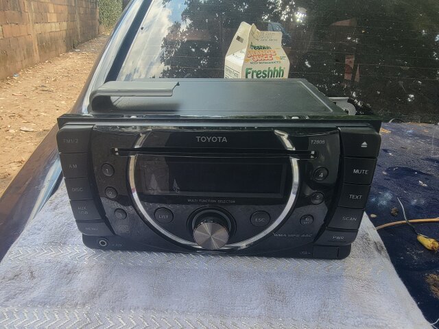 MINT CONDITION CD RADIO WITH USB AND MORE ON IT