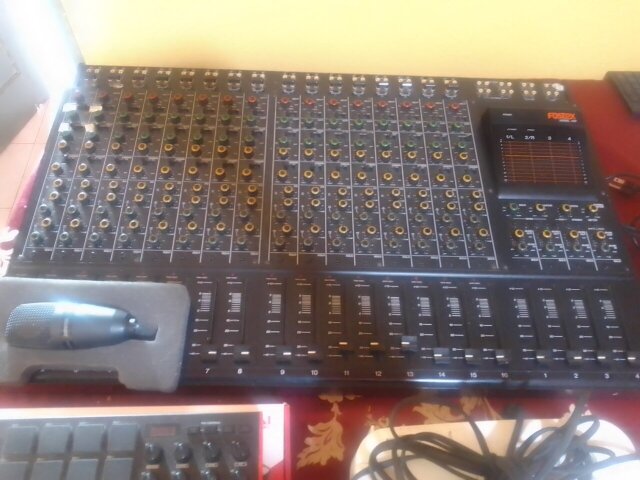 16 Ch Mixer, Studio Mic & Projector