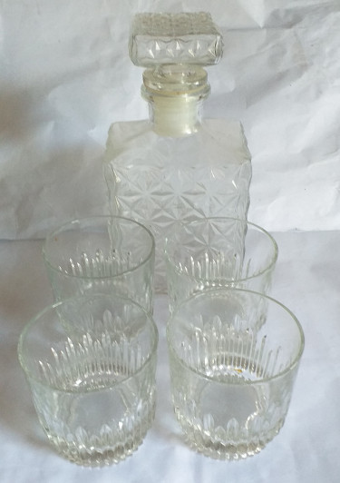 Heavy Clear Glass Whiskey Decanter With  4 Glasses